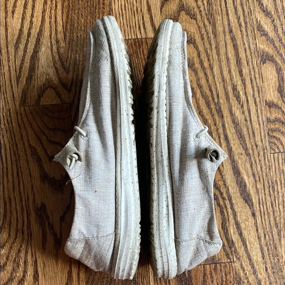 Lightweight tan women’s Hey Dude Wendy chambray slip on shoes, size 8. Great con - Picture 14 of 16